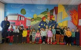 Jeżyki na ściance w sali OGNIK - część multimedialna