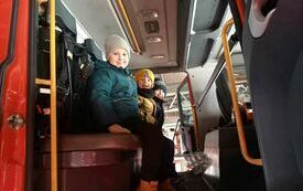 Jakub, Szymon R. i Szymon K. w wozie strażackim