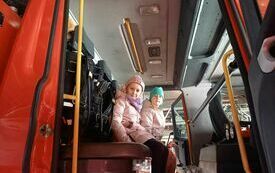 Antonina i Helena w wozie strażackim