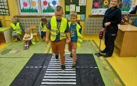 Sebastian i Szymon uczą się przechodzenia przez ulicę.