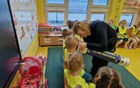 Oluś zagląda do magicznej tuby.