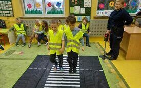 Miłosz i Adam uczą się przechodzenia przez ulicę.