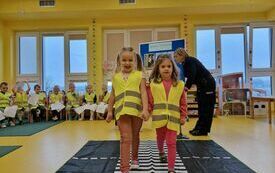 Marcelinka i Nadia ćwiczą prawidłowe przechodzenie przez jezdnię.