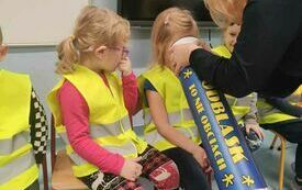 Kalinka patrzy przez policyjną ,,lunetę''.