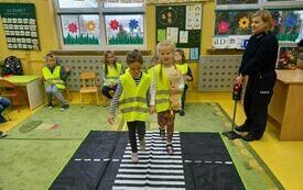 Julia i Barbara uczą sie przechodzenia przez ulicę.