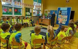 Jeżyki podczas pogadanki z Panią policjantką.