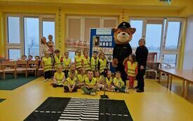 Zdjęcie grupy ,,Motylki'' z Panią policjantką.