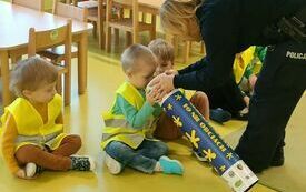 Chłopiec zagląda do magicznej tuby.