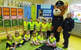 Biedronki podczas spotkania z policjantem.