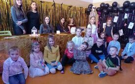 Zdjęcie grupowe z wr&oacute;żkami.