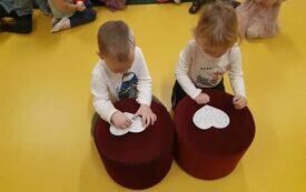 Wiktor i Amelka wr&oacute;żą sobie imię przyszłej sympatii.