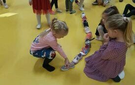 Oliwka ustawia swojego kapcia w ,,wyścigu bucik&oacute;w''.