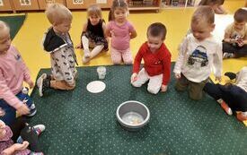 Miłoszek wrzuca monetę do studni.