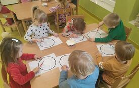 Krasnale malują kulę magiczną.