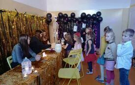 Jeżyki w kolejce do wr&oacute;żb andrzejkowych.