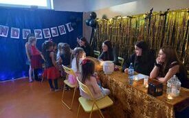 Dzieci z kl. 0 podczas wr&oacute;żb andrzejkowych.