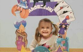 Dagmarka w andrzejkowej fotobudce.