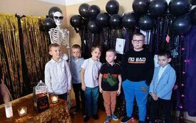 Chłopcy z zer&oacute;wki na tle ścianki andrzejkowej.