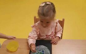 Julianka maluje zaczarowaną kulę.