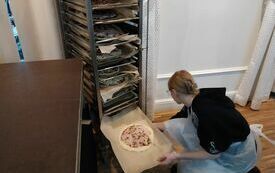 Kasia umieszcza swoją pizzę w stojaku