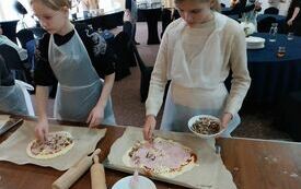 Kasia i Asia dodają do pizzy dodatki