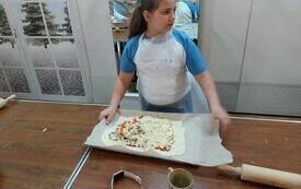 Julia z gotową do pieczenia pizzą