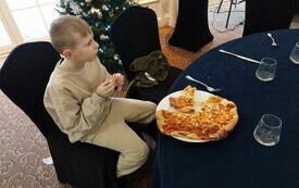 Jan z kl. 4 konsumuję pizzę