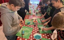 Uczniowie kl. V przygotowują własne pierniczki