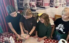 Uczniowie kl. V przygotowują ciasto na pierniczki