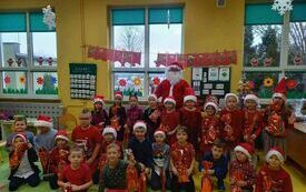 Zdjęcie grupowe Jeżyk&oacute;w z Mikołajem