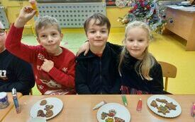 Szymon, Adam i Daria ozdabiają pierniczki