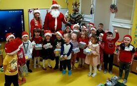 Pamiątkowe zdjęcie grupy Motylki z Mikołajem.