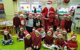 Mikołaj z dziećmi z grupy Biedronki.