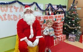 Mikołaj rozdaje prezenty