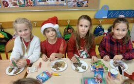 Dziewczynki z zer&oacute;wki ozdabiaja pierniczki