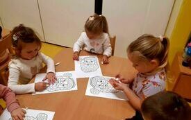 Dziewczynki z grupy Motylki wykonują portret Mikołaja.