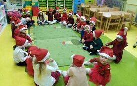 Dzieci czekają na Świętego Mikołaja.