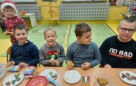 Chłopcy z zer&oacute;wki ozdabiają pierniczki