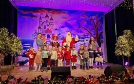 Pamiątkowe zdjęcie Grupy ,,Motylki'' z Mikołajem i Kr&oacute;lową.