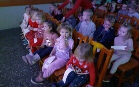 Krasnale na przedstawieniu w CKBiS4.