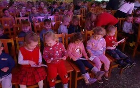 Krasnale na przedstwieniu w CKBiS.