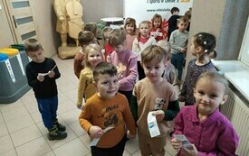 Grupa ,,Biedronki'' z biletami wstępu.