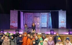 Uczniowie kl. 0-3 z aktorami - zdjęcie grupowe nr 1