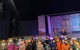 Uczniowie kl. 0-3 z aktorami - zdjęcie grupowe nr 2