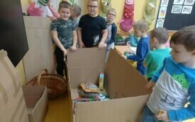 Dzieci z zer&oacute;wki pakują zgromadzone rzeczy na kiermasz.