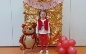 Julia pozuje do zdjęcia.