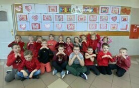 Jeżyki na tle walentynkowych prac plastycznych.