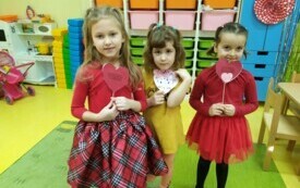 Dziewczynki z walentynkami.