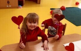 Wiktoria i Julianek z walentynkami.