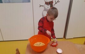 Oskarek robi babeczki.